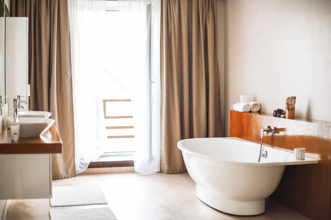 Salle de bain avec des murs et un sol en béton ciré beige à Poitiers.